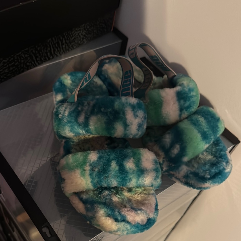 UGG SLIPPERS